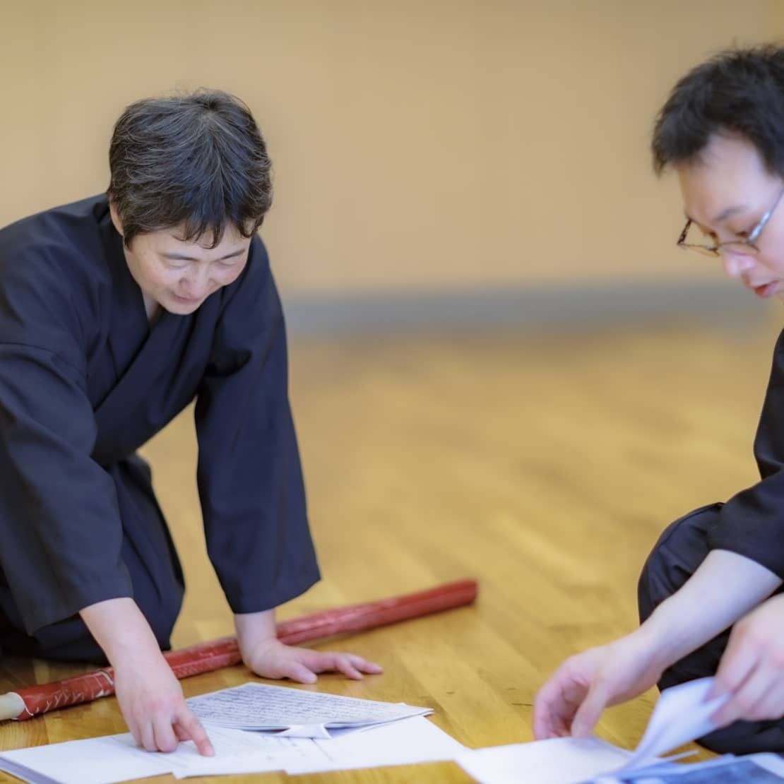 指導者２人が話合う様子